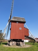 Die Windmühle von Kappel ist eine alte Bockmühle, die von Hand in den Wind gedreht wird