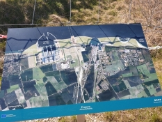 Luftfoto der Tunnelbauanlage links und der Stadt Rödbyhavn rechts
