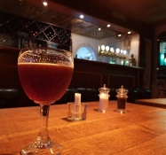 Ein Belgisches Grimbergen-Bier wird von der Bar serviert