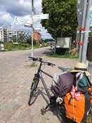 Mit gemietetes, ziemlich schwer beladenes Fahrrad, har den Berliner Mauerweg in Angriff genommen