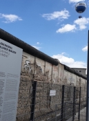 Sektion der Mauer vor den alten Verhörkellern der Gestapo bilden die ʺTopographie des Terrorsʺ