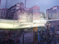 Von Yadegar Asisis Panoramabild, das das Leben im Schatten der Mauer zeigt