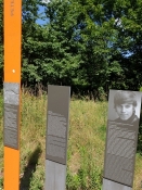 Ein Beispiel der vielen Gedenksäulen am Mauerweg, die meistens Todesopfern gedenken