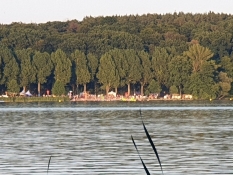 Strandbadet på den anden side af søen, hvor der blev festet meget højlydt