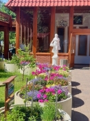 Campingpark Sanssouci ist ein gepflegter Platz mit Blumenarrangements und guten Sanitärräumen