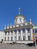 Das Alte Rathaus auf demselben Platz wird gekrönt von Atlas, einem Riesen, der die Welt trägt