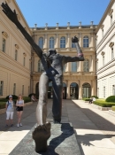 Denne statue hedder ʺÅrhundredets skridtʺ og forestiller en tysker, som er både nazist og kommunist