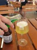 Die Berliner Bierspezialität Berliner Weisse mit einem Schuss Fruchtsirup, hier Waldmeister