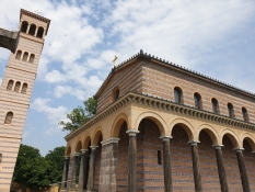 Die Heilandskirche am Port von Sacrow ist im italienischen Stil mit freistehendem Glockenturm erbaut