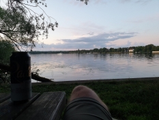 I saß auf einer Bank am breiten Havel-Fluss und dachte lange über alles Mögliche nach