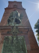 Der Kirchturm der St. Nikolai-Kirche in der Spandauer Altstadt und das Denkmal für Kurfürst Joachim