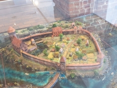 Es zeigt Modelle der ummauerten Festung im Mittelalter