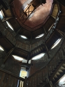Juliustårnet har en trætrappe, som fører op ad indersiden