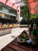 Das Leben genießend in Form von Essen und Trinken in einer Strandimbiss in Nieder Neuendorf