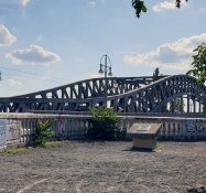 Over denne bro, Bösebroen, strømmede østtyskerne ind i Vestberlin i denne historiske nat