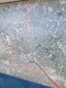 Luftfoto af Berlins centrum med grænsespærringerne indtegnet i orange farve